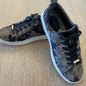 Earth Zag Floral Print Velvet Sneakers Low Black Lifestyle Size 7.5B